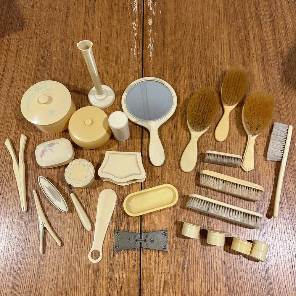 Vintage Ivory Yellow Makeup Set
